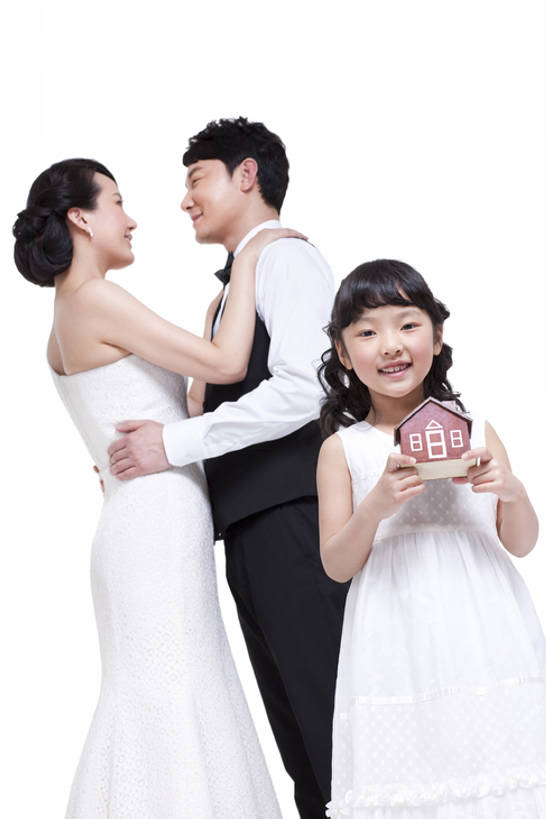 东方人,儿童,成年人,中年人,三个人,家庭,父母,母亲,父亲,女儿,儿子,花园,站,笑,微笑,露齿笑,竖图,留白,白色背景,正面,仰视,晚礼服,快乐,幸福,纯洁,成功,花圃,北京,中国,亚洲,服装,正装,检查,领结,房屋,拿着,注视,休闲装,小孩,衣服,观察,看,站着,休闲,温暖,温馨,一家人,休闲服,可爱,童年,童趣,储蓄,搭,财富,金融,投资,摄影,服饰,影棚,生活方式,观看,马甲,礼节,和睦,察看,高雅,贵族,成就,搭着,关注,摄影棚,亲情,预算,房地产,童真,婚姻,东亚,烂漫,无邪,陪同,陪伴,天真,男孩,男人,男性,年轻女性,女孩,女人,女性,中年男性,亚洲人,中国人,孩子,年轻人,小花园,站立,彩图,低角度拍摄,影棚拍摄,晚宴服,舞会服,洋服,洋装,夜礼服,爱,深情,拍摄,融洽,男生,上层阶级,挨着,伴随,bj175