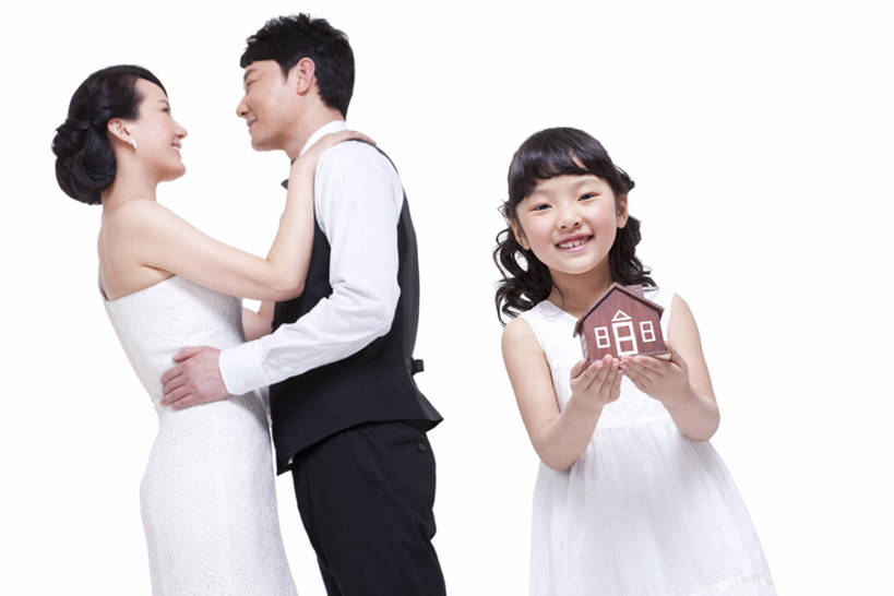 东方人,儿童,成年人,中年人,三个人,家庭,父母,母亲,父亲,女儿,儿子,花园,站,笑,微笑,露齿笑,横图,留白,白色背景,正面,仰视,晚礼服,快乐,幸福,纯洁,成功,花圃,北京,中国,亚洲,服装,正装,检查,领结,房屋,拿着,注视,休闲装,小孩,衣服,观察,看,站着,休闲,温暖,温馨,一家人,休闲服,可爱,童年,童趣,储蓄,搭,财富,投资,摄影,服饰,影棚,生活方式,观看,马甲,礼节,和睦,察看,高雅,贵族,成就,搭着,关注,摄影棚,亲情,预算,房地产,童真,婚姻,东亚,烂漫,无邪,陪同,陪伴,天真,男孩,男人,男性,年轻女性,女孩,女人,女性,中年男性,亚洲人,中国人,孩子,年轻人,小花园,站立,彩图,低角度拍摄,影棚拍摄,晚宴服,舞会服,洋服,洋装,夜礼服,爱,深情,拍摄,融洽,男生,上层阶级,挨着,伴随,bj175