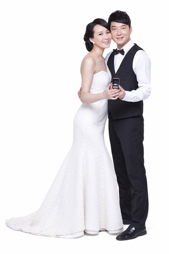 东方人,成年人,中年人,两个人,丈夫,妻子,站,笑,微笑,露齿笑,竖图,留白,白色背景,正面,晚礼服,快乐,幸福,成功,珠宝,北京,亚洲,连接,套装,服装,正装,并排,领结,浪漫,拿着,注视,休闲装,首饰盒,现代,盒子,衣服,观察,看,亲昵,休闲,休闲服,搭,财富,摄影,服饰,影棚,生活方式,观看,马甲,礼节,协调,察看,享乐,贵族,成就,搭着,关注,发髻,摄影棚,华贵,肖像,出示,钻石戒指,婚姻,东亚,异性恋,男人,男性,年轻女性,女人,女性,中年男性,亚洲人,中国人,年轻人,彩图,全身,影棚拍摄,晚宴服,舞会服,洋服,洋装,夜礼服,爱,欢乐,拍摄,伴侣,魅力,订婚,上层阶级,订婚戒指,挨着,bj175