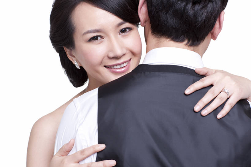 东方人,成年人,中年人,脸,头,脸颊,两个人,夫妻,丈夫,妻子,笑,微笑,露齿笑,横图,留白,白色背景,晚礼服,爱情,快乐,幸福,成功,北京,中国,亚洲,连接,套装,正装,浪漫,注视,现代,肩膀,结婚戒指,戒指,观察,看,亲昵,恩爱,搭,财富,恋人,摄影,影棚,生活方式,观看,马甲,礼节,协调,察看,高雅,享乐,贵族,搭着,关注,发髻,摄影棚,肖像,钻石戒指,婚姻,东亚,陪同,陪伴,异性恋,男人,男性,年轻女性,女人,女性,中年男性,亚洲人,中国人,年轻人,头部,脸部,脸蛋,面部,夫妇,情侣,拥抱,彩图,影棚拍摄,晚宴服,舞会服,洋服,洋装,夜礼服,爱,欢乐,拍摄,伴侣,魅力,上层阶级,订婚戒指,挨着,伴随,bj175