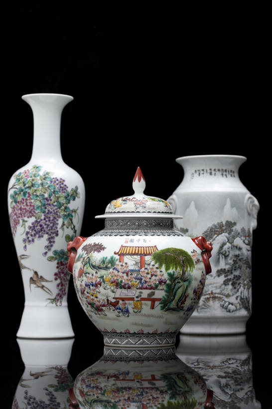 无人,竖图,特写,留白,奢侈,静物,花瓶,中国,亚洲,黑色背景,花纹,形状,艺术,装饰,反射,材料,瓷器,盖子,陶瓷制品,艺术品,古典,豪华,历史,传统,古代,三个,白色,容器,装饰物,工艺品,国宝,摄影,古董,华丽,光滑,珍贵,高雅,风格,中国文化,手艺,古典风格,东亚,远古,广口瓶,收集,富丽,细腻,平滑,华美,式样,完美,设计,彩图,影棚拍摄,传统文化,双耳罐,华侈,奢华,中国画,过去,bj175