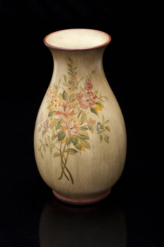 无人,竖图,特写,留白,奢侈,静物,花瓶,中国,亚洲,黑色背景,花纹,形状,对称,艺术,装饰,反射,陶瓷制品,艺术品,古典,豪华,历史,传统,古代,一个,容器,装饰物,工艺品,国宝,陶器,摄影,单个,古董,华丽,光滑,珍贵,高雅,风格,中国文化,手艺,古典风格,东亚,远古,收集,富丽,细腻,平滑,华美,式样,完美,设计,彩图,影棚拍摄,传统文化,华侈,奢华,中国画,过去,bj175