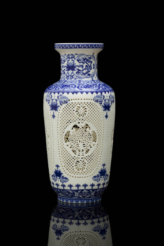 无人,竖图,特写,静物,花瓶,中国,亚洲,黑色背景,花纹,形状,艺术,装饰,反射,材料,瓷器,陶瓷制品,艺术品,古典,历史,传统,古代,一个,蓝色,容器,国宝,摄影,单个,古董,青花瓷,珍贵,高雅,风格,中国文化,手艺,古典风格,铁艺,东亚,远古,收集,设计,彩图,影棚拍摄,传统文化,bj175