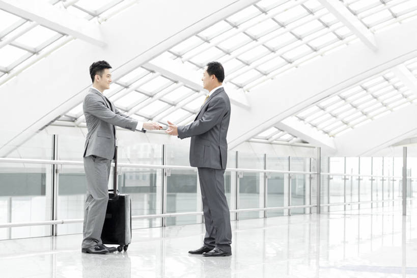 东方人,成年人,中年人,老年人,两个人,同事,商务人士,商务男性,机场,站,笑,微笑,露齿笑,横图,侧面,衬衫,商务,快乐,幸福,旅途,成功,合作,团队,集体,信心,技术,城市,名片,北京,中国,亚洲,行人,游客,游人,套装,正装,拉杆箱,旅行箱,领带,公共交通,交通,候机厅,现代,大厅,队伍,路人,旅客,行李,行李箱,箱子,交换,职业,面对面,运输,摄影,生活方式,技巧,出差,礼节,明亮,公共设施,领导,享乐,成就,都市风光,问候,手艺,商务装,合伙,领袖,工薪阶层,东亚,陪同,技能,技艺,陪伴,过客,老年男性,男人,男性,年轻男性,亚洲人,中国人,年轻人,白领,上班族,说话,彩图,全身,衬衣,旅行,欢乐,妙技,给予,办公室职员,本领,商务旅行,伴随,bj175