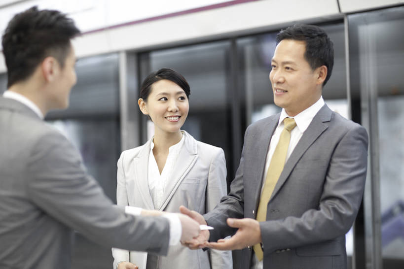 东方人,成年人,中年人,老年人,三个人,同事,商务人士,商务男性,商务女性,站,笑,微笑,露齿笑,横图,侧面,衬衫,商务,快乐,通讯,幸福,成功,合作,团队,集体,信心,技术,城市,地铁,车站,名片,北京,中国,亚洲,套装,正装,会议,地铁站,领带,公共交通,交通,现代,队伍,地下,交换,职业,面对面,运输,摄影,生活方式,技巧,礼节,公共设施,领导,享乐,效率,经理,成就,都市风光,问候,手艺,商务装,合伙,领袖,工薪阶层,东亚,陪同,技能,技艺,陪伴,老年男性,男人,男性,年轻男性,年轻女性,女人,女性,亚洲人,中国人,年轻人,白领,上班族,说话,半身,彩图,衬衣,欢乐,妙技,给予,办公室职员,本领,挨着,伴随,bj175