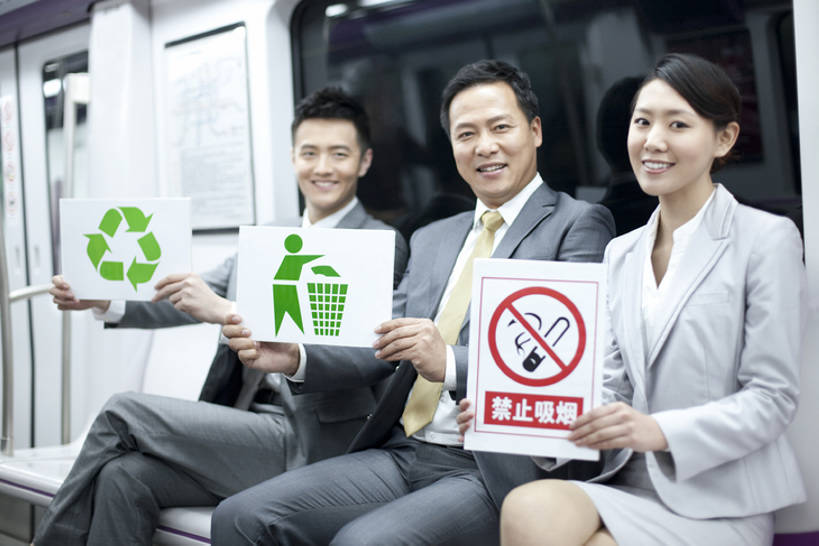 东方人,成年人,中年人,老年人,三个人,同事,商务人士,商务男性,商务女性,坐,横图,侧面,衬衫,裙子,商务,快乐,幸福,成功,合作,团队,集体,信心,技术,城市,地铁,指示牌,车站,北京,中国,亚洲,乘客,行人,游客,游人,停靠,套装,正装,并排,标志,文字,地铁站,领带,公共交通,交通,警告,拿着,注视,标识,现代,队伍,路人,旅客,座位,地下,观察,看,职业,警示,运输,摄影,生活方式,观看,技巧,禁止,礼节,协调,环境,提醒,察看,公共设施,领导,成就,都市风光,关注,禁烟,提示,停泊,限制,出示,手艺,商务装,合伙,领袖,工薪阶层,东亚,陪同,环境保护,技能,技艺,陪伴,过客,危险,老年男性,男人,男性,年轻男性,年轻女性,女人,女性,亚洲人,中国人,年轻人,白领,上班族,半身,彩图,衬衣,妙技,办公室职员,传统文化,本领,挨着,伴随,bj175