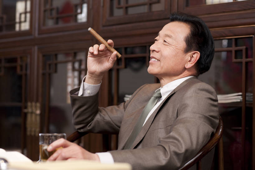 威士忌,黄酒,东方人,成年人,老年人,一个人,商务人士,商务男性,办公室,坐,笑,吸烟,微笑,露齿笑,横图,室内,侧面,衬衫,商务,快乐,幸福,智慧,骄傲,复古,成功,信心,书房,书架,桌子,椅子,北京,中国,亚洲,仅一个男性,仅一个人,套装,正装,木制,眼镜,冰块,领带,白兰地,伏特加,酒类,古典,拿着,架子,酒,饮料,仅一个老年男性,职业,休闲,雪茄,放松,财富,摄影,生活方式,珍贵,领导,高雅,享乐,风格,贵族,经理,成就,中国文化,华贵,商务装,古典风格,工薪阶层,东亚,判断,把握,老年男性,男人,男性,亚洲人,中国人,白领,上班族,书,烟草,休闲活动,半身,彩图,衬衣,尝,首席执行官,上层阶级,掌控,bj175
