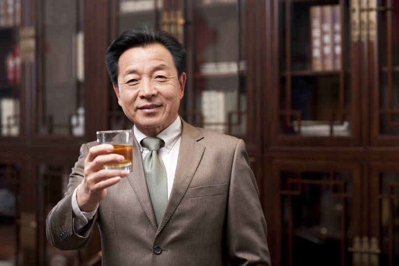 威士忌,黄酒,东方人,成年人,老年人,一个人,商务人士,商务男性,办公室,站,微笑,横图,室内,留白,正面,衬衫,商务,快乐,幸福,智慧,骄傲,复古,成功,信心,书房,书架,北京,中国,亚洲,仅一个男性,仅一个人,套装,正装,欢呼,庆祝,木制,领带,白兰地,伏特加,酒类,古典,拿着,注视,架子,酒,饮料,观察,看,仅一个老年男性,职业,休闲,放松,财富,摄影,生活方式,观看,察看,珍贵,领导,高雅,享乐,风格,贵族,经理,成就,关注,中国文化,华贵,商务装,古典风格,工薪阶层,东亚,判断,把握,老年男性,男人,男性,亚洲人,中国人,白领,上班族,休闲活动,半身,彩图,衬衣,尝,首席执行官,上层阶级,掌控,bj175