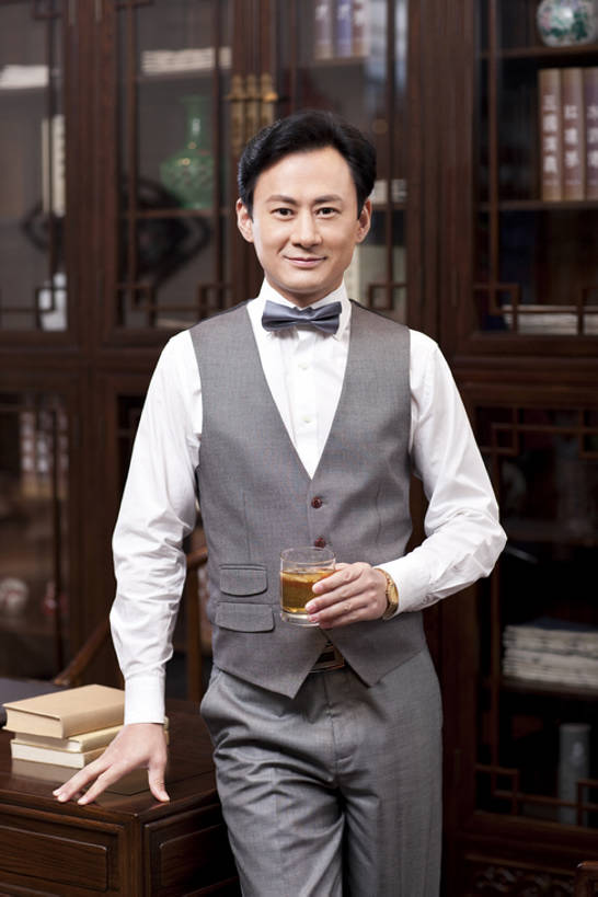 威士忌,黄酒,东方人,成年人,中年人,一个人,商务人士,商务男性,办公室,站,微笑,竖图,室内,正面,衬衫,商务,奢侈,快乐,幸福,智慧,成功,信心,技术,家具,书房,书架,北京,中国,亚洲,仅一个男性,仅一个人,仅一个中年男性,喝,套装,正装,领结,冰块,白兰地,伏特加,酒类,豪华,拿着,注视,书桌,饮食,架子,酒,饮料,观察,看,职业,休闲,放松,财富,摄影,生活方式,观看,技巧,马甲,华丽,权威,察看,领导,高雅,享乐,经理,企业,公司,成就,关注,中国文化,华贵,手艺,商务装,品酒,工薪阶层,渴望,东亚,陈列柜,富丽,华美,技能,技艺,判断,把握,男人,男性,中年男性,亚洲人,中国人,白领,上班族,休闲活动,彩图,衬衣,欢乐,妙技,办公室职员,本领,华侈,奢华,尝,首席执行官,上层阶级,上流社会,掌控,bj175