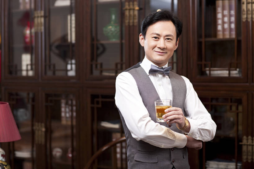 威士忌,黄酒,东方人,成年人,中年人,一个人,商务人士,商务男性,办公室,站,微笑,横图,室内,侧面,衬衫,商务,奢侈,快乐,满意,幸福,成功,信心,技术,家具,书房,书架,北京,中国,亚洲,仅一个男性,仅一个人,仅一个中年男性,喝,套装,正装,领结,冰块,白兰地,伏特加,酒类,豪华,拿着,注视,饮食,架子,酒,饮料,观察,看,职业,休闲,放松,财富,摄影,生活方式,观看,技巧,马甲,华丽,权威,察看,领导,高雅,享乐,经理,企业,公司,成就,关注,中国文化,华贵,手艺,商务装,品酒,工薪阶层,渴望,东亚,陈列柜,富丽,华美,技能,技艺,判断,把握,男人,男性,中年男性,亚洲人,中国人,白领,上班族,休闲活动,半身,彩图,衬衣,欢乐,妙技,办公室职员,本领,华侈,奢华,尝,首席执行官,上层阶级,上流社会,掌控,bj175