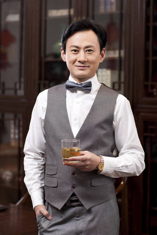 威士忌,黄酒,东方人,成年人,中年人,一个人,商务人士,商务男性,办公室,站,微笑,竖图,室内,正面,衬衫,商务,奢侈,快乐,幸福,智慧,成功,信心,技术,家具,书房,书架,北京,中国,亚洲,仅一个男性,仅一个人,仅一个中年男性,喝,套装,正装,领结,冰块,白兰地,伏特加,酒类,豪华,拿着,注视,书桌,饮食,架子,酒,饮料,观察,看,职业,休闲,放松,财富,摄影,生活方式,观看,技巧,马甲,华丽,权威,察看,领导,高雅,享乐,经理,企业,公司,成就,关注,中国文化,华贵,手艺,商务装,手插袋,品酒,工薪阶层,渴望,东亚,陈列柜,富丽,华美,技能,技艺,判断,把握,男人,男性,中年男性,亚洲人,中国人,白领,上班族,休闲活动,插兜,手插兜,彩图,衬衣,欢乐,妙技,办公室职员,手抄兜,本领,华侈,奢华,尝,首席执行官,上层阶级,上流社会,掌控,bj175