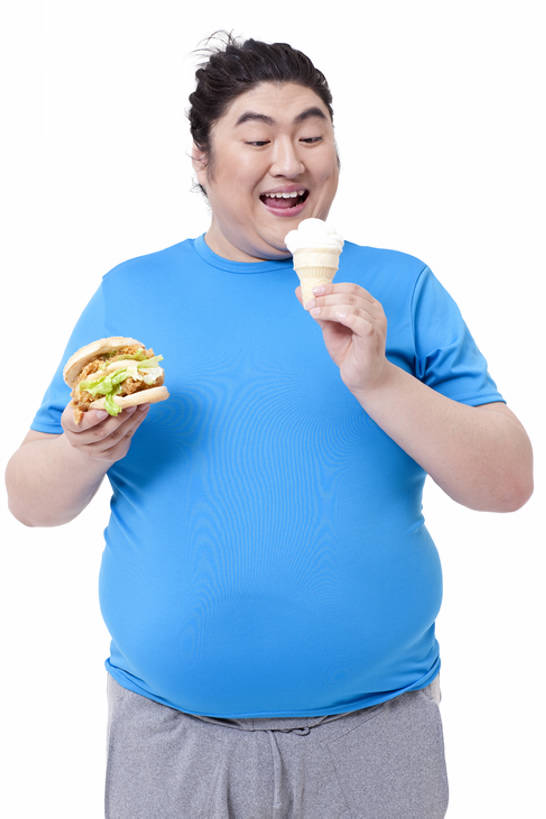 东方人,成年人,肥胖,一个人,笑,吃,微笑,露齿笑,竖图,留白,白色背景,正面,运动服,快乐,贪欲,幸福,北京,中国,亚洲,仅一个男性,仅一个人,食品,拿着,汉堡包,饮食,仅一个年轻男性,张嘴,冰淇淋,夸张,乐趣,摄影,影棚,生活方式,幽默,享乐,摄影棚,张大嘴巴,饥饿,东亚,男人,男性,年轻男性,亚洲人,中国人,年轻人,张开嘴,彩图,影棚拍摄,欢乐,拍摄,饿,暴饮暴食,冰淇淋蛋卷,bj175