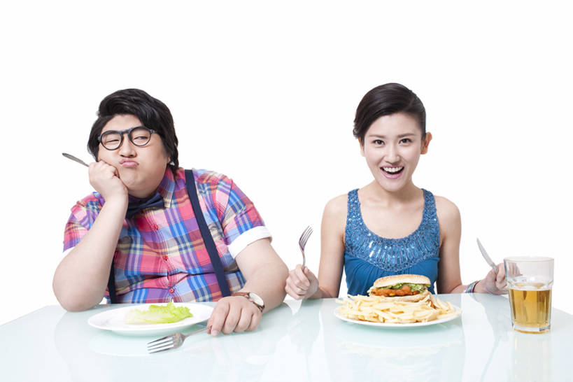 啤酒,东方人,成年人,肥胖,两个人,夫妻,吃,横图,白色背景,正面,爱情,快乐,兴奋,友谊,贪欲,蔬菜,餐具,吊带,北京,中国,亚洲,方格,格子,领结,眼镜,食品,浪漫,拿着,注视,休闲装,汉堡包,炸薯条,饮食,刺激,饮料,绿色,盘子,快餐,观察,看,健康,温暖,温馨,素食,恩爱,恋人,摄影,有机食品,影棚,生活方式,观看,失望,幽默,和睦,察看,膳食,关注,瘦身,摄影棚,反差,饥饿,东亚,节制,异性恋,男人,男性,年轻男性,年轻女性,女人,女性,亚洲人,中国人,年轻人,夫妇,情侣,半身,彩图,影棚拍摄,拍摄,窥视,伴侣,融洽,美人,鸡肉汉堡,挨着,饿,暴饮暴食,bj175