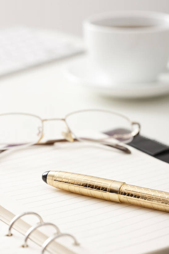 无人,办公室,竖图,室内,特写,白天,商务,技术,静物,北京,中国,亚洲,工作,眼镜,办公用品,咖啡杯,现代,书桌,文具,笔记本,学习用品,职业,摄影,生活方式,技巧,文具用品,简单,手艺,墨水笔,东亚,活页夹,技能,技艺,彩图,影棚拍摄,妙技,本领,bj175