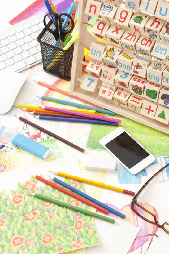 无人,画家,办公室,竖图,俯视,彩色,插画,室内,特写,白天,商务,绘画,集体,笔记本电脑,鼠标,键盘,技术,数码,科技,静物,手机,玩具,笔筒,北京,中国,亚洲,阴影,艺术,工作,网络,眼镜,纸,办公用品,高光,几何,计算机图形,利益,古典,合成,图画,文化,输入设备,通讯设备,现代,书桌,画,文具,铅笔,容器,学习用品,工艺品,品味,职业,团体,汉字,器皿,颜色,创意,摄影,奋斗,生活方式,技巧,储藏,五颜六色,英文字母,文具用品,橡皮擦,美术,色彩斑斓,电脑合成图,数码合成图,愿望,组织,创造力,高雅,合成图,工作室,储存,努力,手艺,通信设备,五彩缤纷,漫画,草图,想象,智能手机,创新,东亚,写实,具体,具象,美学,新意,五彩斑斓,无线电技术,理想,技能,技艺,五光十色,美术工艺,插笔器具,文房用具,电脑键盘,计算机,设计,画画,彩图,高角度拍摄,影棚拍摄,妙技,毡尖笔,美术工作室,贮存,彩色铅笔,本领,插图画家,bj175