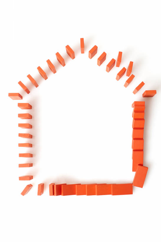 无人,家,竖图,留白,抠图,白色背景,商务,建筑,静物,北京,中国,亚洲,一排,许多,连接,形状,丰富,整齐,房屋,很多,联系,排列,红色,站着,概念,金融,投资,摄影,建造,落下,创造力,危机,队列,多米诺,房地产,问题,东亚,倒塌,膨胀,想法,彩图,高角度拍摄,影棚拍摄,社会问题,房价,多米诺效应,bj175