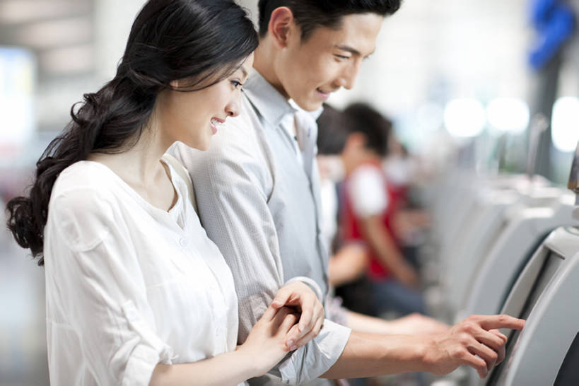 东方人,成年人,两个人,夫妻,机场,笑,微笑,露齿笑,横图,室内,白天,侧面,爱情,快乐,幸福,车站,北京,亚洲,乘客,行人,游客,游人,勾,挽,节日,公共交通,浪漫,休闲装,现代,路人,旅客,夏天,休闲,温暖,温馨,恩爱,勾着,恋人,摄影,生活方式,和睦,便利,公共设施,购买,挽着,自动化,东亚,售票机,异性恋,过客,男人,男性,年轻男性,年轻女性,女人,女性,亚洲人,中国人,年轻人,夫妇,情侣,白领,半身,彩图,旅行,伴侣,融洽,票,bj175