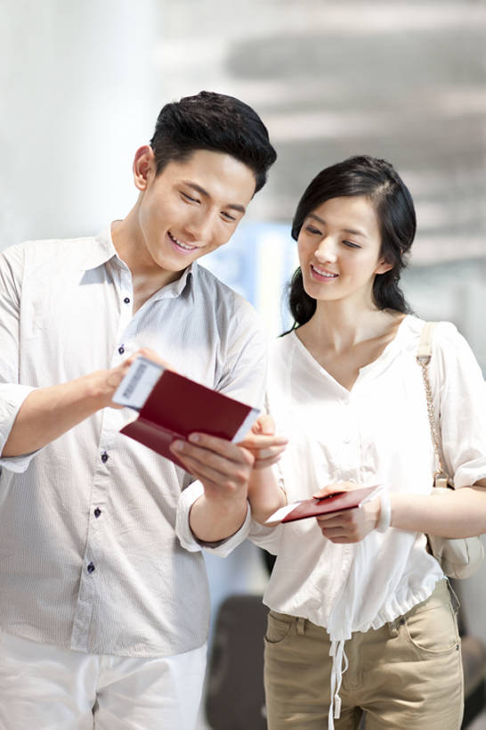 东方人,成年人,两个人,夫妻,机场,笑,微笑,露齿笑,竖图,室内,白天,正面,爱情,快乐,幸福,车站,北京,亚洲,乘客,行人,游客,游人,指,节日,并排,公共交通,浪漫,指点,休闲装,现代,路人,旅客,夏天,休闲,温暖,温馨,恩爱,恋人,摄影,生活方式,护照,和睦,公共设施,指向,出示,东亚,异性恋,过客,男人,男性,年轻男性,年轻女性,女人,女性,亚洲人,中国人,年轻人,夫妇,情侣,白领,彩图,旅行,伴侣,融洽,票,bj175