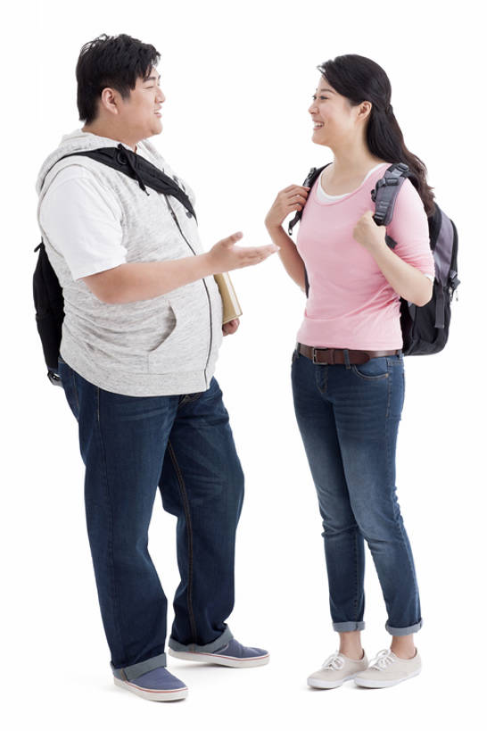东方人,成年人,两个人,学生,微笑,竖图,留白,抠图,白色背景,侧面,爱情,讨论,快乐,友谊,幸福,北京,中国,亚洲,教育,浪漫,休闲装,背包,站着,温暖,温馨,面对面,恩爱,活力,亲密,恋人,摄影,生活方式,和睦,东亚,背包客,陪同,陪伴,男人,男性,年轻男性,年轻女性,女人,女性,亚洲人,中国人,年轻人,情侣,大学生,书,沟通,说话,张开手臂,彩图,全身,影棚拍摄,欢乐,伴侣,融洽,成人教育,伴随,bj175