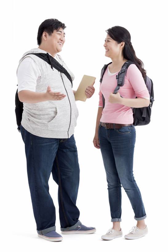 东方人,成年人,两个人,学生,微笑,竖图,留白,抠图,白色背景,侧面,爱情,讨论,快乐,友谊,幸福,北京,中国,亚洲,教育,浪漫,休闲装,背包,站着,温暖,温馨,面对面,恩爱,活力,亲密,恋人,摄影,生活方式,和睦,东亚,背包客,陪同,陪伴,男人,男性,年轻男性,年轻女性,女人,女性,亚洲人,中国人,年轻人,情侣,大学生,书,沟通,说话,张开手臂,彩图,全身,影棚拍摄,欢乐,伴侣,融洽,成人教育,伴随,bj175