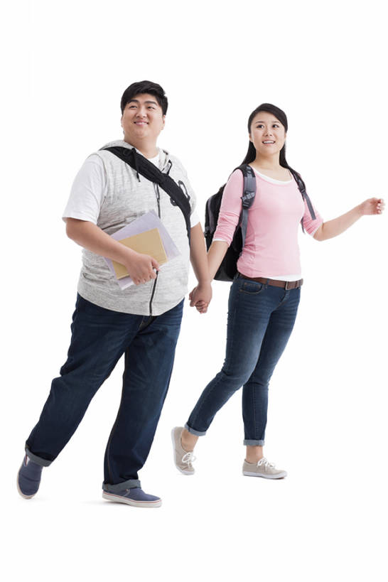 东方人,成年人,两个人,学生,笑,微笑,露齿笑,竖图,留白,抠图,白色背景,正面,爱情,快乐,友谊,幸福,北京,中国,情人节,亚洲,浪漫,休闲装,背包,站着,温暖,温馨,恩爱,活力,亲密,约会,恋人,摄影,生活方式,和睦,东亚,背包客,陪同,陪伴,男人,男性,年轻男性,年轻女性,女人,女性,亚洲人,中国人,年轻人,情侣,大学生,书,步行,手牵手,彩图,全身,影棚拍摄,爱,伴侣,融洽,成人教育,伴随,bj175