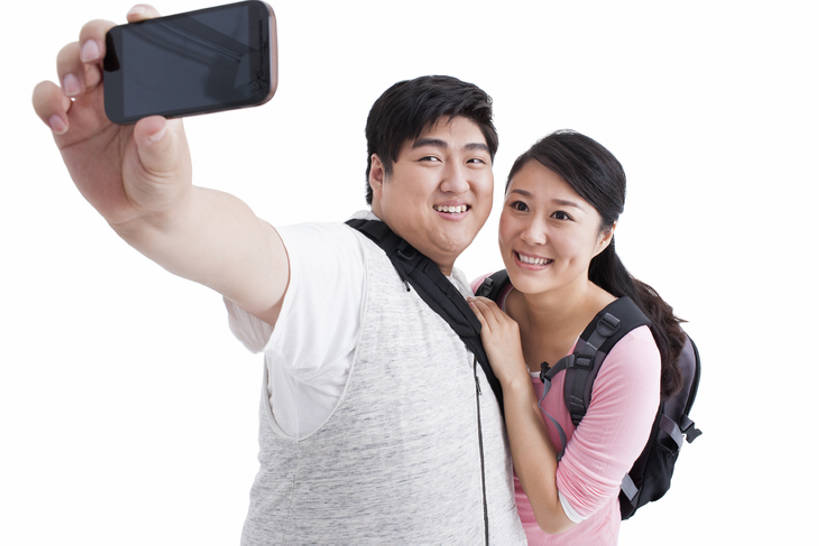东方人,成年人,两个人,学生,笑,微笑,露齿笑,横图,留白,抠图,白色背景,正面,爱情,快乐,友谊,幸福,手机,北京,中国,亚洲,浪漫,休闲装,背包,站着,温暖,温馨,恩爱,活力,亲密,自拍,恋人,摄影,生活方式,和睦,智能手机,东亚,背包客,男人,男性,年轻男性,年轻女性,女人,女性,亚洲人,中国人,年轻人,情侣,大学生,半身,彩图,影棚拍摄,爱,欢乐,照相,伴侣,融洽,成人教育,bj175