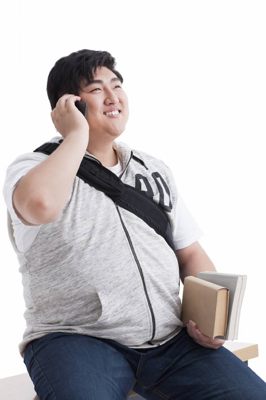 东方人,成年人,一个人,学生,笑,打电话,微笑,露齿笑,竖图,留白,白色背景,正面,讨论,快乐,幸福,技术,手机,北京,中国,亚洲,仅一个男性,仅一个人,长椅,联系,休闲装,仅一个年轻男性,背包,活力,摄影,生活方式,智能手机,东亚,背包客,无线电技术,男人,男性,年轻男性,亚洲人,中国人,大学生,书,沟通,说话,坐着,彩图,影棚拍摄,成人教育,bj175