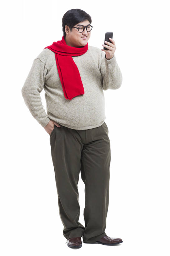 东方人,成年人,一个人,笑,微笑,露齿笑,竖图,留白,抠图,白色背景,正面,毛衣,快乐,幸福,技术,手机,北京,中国,春节,亚洲,仅一个男性,仅一个人,连接,握,风俗,节日,庆祝,装饰,眼镜,冬天,联系,休闲装,传统,仅一个年轻男性,红色,围巾,站着,温暖,脂肪,活力,精神,握着,摄影,围脖,保暖,华丽,点缀,享乐,仪式,御寒,中国文化,发短信,典礼,智能手机,东亚,衬托,美观,雅致,雅观,无线电技术,元旦,制度,男人,男性,年轻男性,亚洲人,中国人,年轻人,沟通,两手抄兜,彩图,全身,影棚拍摄,欢乐,传统文化,传统节日,bj175