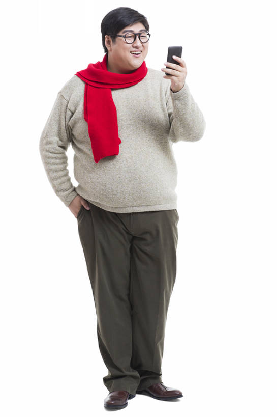 东方人,成年人,一个人,笑,微笑,露齿笑,竖图,留白,抠图,白色背景,正面,毛衣,快乐,幸福,技术,手机,北京,中国,春节,亚洲,仅一个男性,仅一个人,连接,握,风俗,节日,庆祝,装饰,眼镜,冬天,联系,休闲装,传统,仅一个年轻男性,红色,围巾,站着,温暖,脂肪,活力,精神,握着,摄影,围脖,保暖,华丽,点缀,享乐,仪式,御寒,中国文化,发短信,典礼,智能手机,东亚,衬托,美观,雅致,雅观,无线电技术,元旦,制度,男人,男性,年轻男性,亚洲人,中国人,年轻人,沟通,两手抄兜,彩图,全身,影棚拍摄,欢乐,传统文化,传统节日,bj175