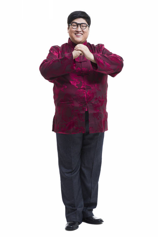 东方人,成年人,一个人,握手,笑,微笑,露齿笑,竖图,留白,抠图,白色背景,正面,快乐,幸福,运气,北京,中国,春节,亚洲,仅一个男性,仅一个人,风俗,节日,庆祝,眼镜,注视,传统,仅一个年轻男性,红色,观察,看,站着,脂肪,活力,精神,摄影,观看,察看,享乐,仪式,关注,中国文化,问候,肖像,典礼,东亚,元旦,制度,男人,男性,年轻男性,亚洲人,中国人,年轻人,搀手,拉手,手拉手,手握手,彩图,全身,影棚拍摄,传统服装,欢乐,拜年,唐装,传统文化,传统节日,bj175