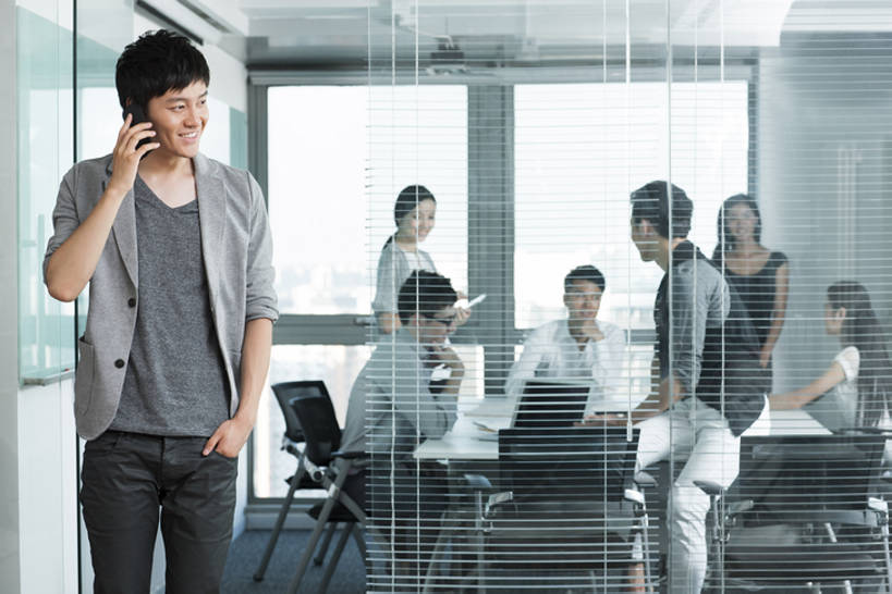 东方人,西方人,成年人,中年人,同事,商务人士,商务男性,商务女性,办公室,会议室,笑,打电话,微笑,露齿笑,横图,室内,白天,正面,衬衫,商务,时尚,讨论,快乐,通讯,幸福,成功,合作,团队,集体,信心,计划,技术,城市,手机,北京,欧洲,中国,欧洲人,亚洲,连接,套装,工作,会议,联系,休闲装,现代,队伍,站着,职业,百叶帘,规划,摄影,技巧,领导,企业,公司,工作室,成就,努力,手艺,忙碌,商务装,合伙,领袖,工薪阶层,智能手机,东亚,陪同,策略,无线电技术,时装,技能,技艺,陪伴,男人,男性,年轻男性,年轻女性,女人,女性,中年男性,白种人,亚洲人,中国人,年轻人,白领,上班族,设计,两手抄兜,说话,坐着,彩图,衬衣,妙技,办公室职员,本领,伴随,bj175