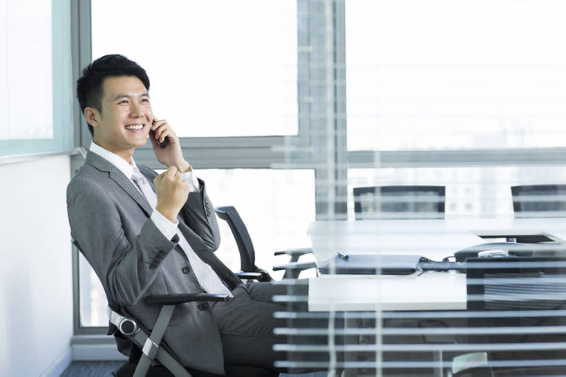 东方人,成年人,一个人,商务人士,商务男性,办公室,笑,打电话,微笑,露齿笑,横图,室内,白天,侧面,衬衫,西装,商务,快乐,幸福,成功,信心,技术,城市,手机,北京,中国,亚洲,仅一个男性,仅一个人,握,套装,正装,欢呼,庆祝,领带,顾客,仅一个年轻男性,职业,百叶帘,服务,握着,财富,金融,理财,摄影,经济,技巧,企业,公司,工作室,智力,手艺,商务装,贸易,工薪阶层,智能手机,东亚,一套,无线电技术,技能,技艺,信任,男人,男性,年轻男性,亚洲人,中国人,年轻人,白领,上班族,坐着,彩图,衬衣,妙技,顾问,办公室职员,本领,保险代理人,金融投资顾问,bj175