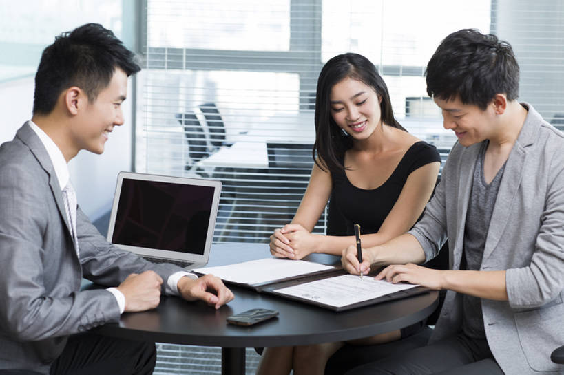 东方人,成年人,三个人,商务人士,商务男性,办公室,笑,微笑,露齿笑,横图,室内,白天,侧面,衬衫,西装,商务,讨论,通讯,幸福,安全,签字,笔记本电脑,技术,手机,北京,中国,亚洲,套装,正装,领带,现代,书桌,顾客,职业,百叶帘,决定,亲密,服务,金融,理财,摄影,经济,指导,技巧,合同,企业,公司,工作室,销售,手艺,保险,商务装,贩卖,贸易,工薪阶层,东亚,陪同,一套,责任,时装,技能,技艺,陪伴,信任,男人,男性,年轻男性,年轻女性,女人,女性,亚洲人,中国人,年轻人,情侣,白领,上班族,说话,坐着,半身,彩图,衬衣,建议,妙技,顾问,本领,保险代理人,金融投资顾问,伴随,bj175