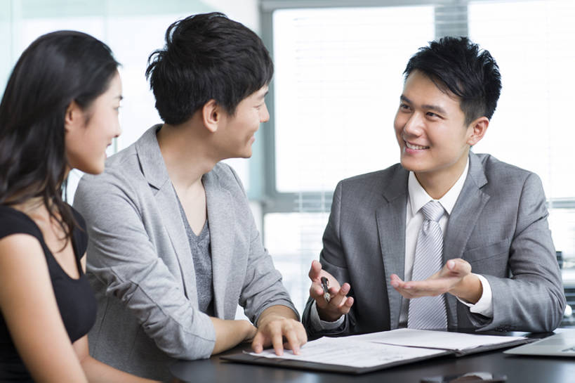 东方人,成年人,三个人,商务人士,商务男性,办公室,笑,微笑,露齿笑,横图,室内,白天,侧面,衬衫,西装,商务,讨论,通讯,幸福,安全,签字,技术,北京,中国,亚洲,套装,正装,领带,现代,书桌,顾客,职业,面对面,百叶帘,决定,亲密,服务,金融,理财,摄影,经济,指导,技巧,合同,企业,公司,工作室,销售,手艺,保险,商务装,贩卖,贸易,工薪阶层,东亚,陪同,一套,责任,时装,技能,技艺,陪伴,信任,男人,男性,年轻男性,年轻女性,女人,女性,亚洲人,中国人,年轻人,情侣,白领,上班族,说话,坐着,半身,彩图,衬衣,建议,妙技,顾问,本领,保险代理人,金融投资顾问,伴随,bj175