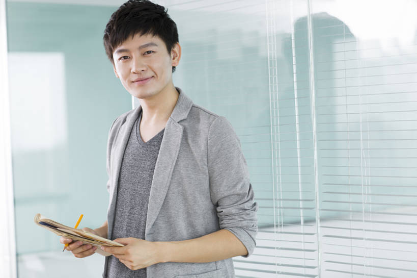 东方人,成年人,一个人,商务人士,商务男性,办公室,笑,微笑,露齿笑,横图,室内,白天,侧面,衬衫,商务,幸福,信心,技术,玻璃,北京,中国,亚洲,仅一个男性,仅一个人,握,套装,工作,注视,休闲装,现代,仅一个年轻男性,笔记本,观察,看,站着,职业,百叶帘,握着,摄影,观看,技巧,察看,企业,公司,工作室,关注,智力,肖像,手艺,商务装,工薪阶层,东亚,时装,技能,技艺,男人,男性,年轻男性,亚洲人,中国人,年轻人,白领,上班族,设计,半身,彩图,衬衣,妙技,办公室职员,本领,bj175