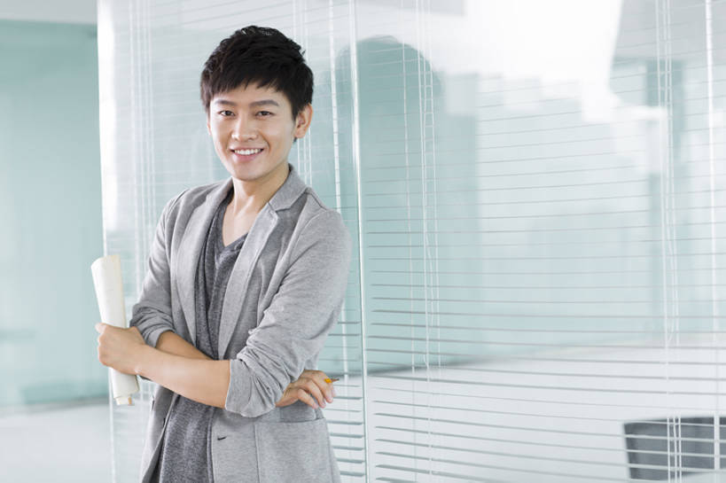 东方人,成年人,一个人,商务人士,商务男性,办公室,笑,双手交叉,微笑,露齿笑,横图,室内,白天,正面,衬衫,商务,幸福,信心,技术,玻璃,北京,中国,亚洲,仅一个男性,仅一个人,握,套装,工作,注视,休闲装,现代,仅一个年轻男性,观察,看,站着,职业,百叶帘,握着,摄影,观看,技巧,察看,双手抱胸,企业,公司,工作室,关注,智力,肖像,手艺,商务装,蓝图,工薪阶层,东亚,时装,技能,技艺,男人,男性,年轻男性,亚洲人,中国人,年轻人,白领,上班族,设计,半身,彩图,衬衣,妙技,办公室职员,本领,bj175