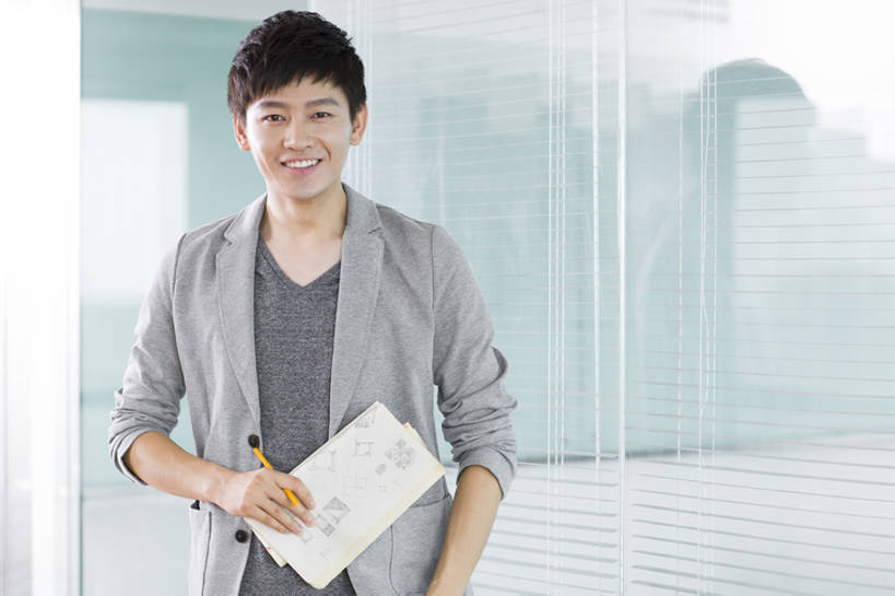 东方人,成年人,一个人,商务人士,商务男性,办公室,笑,微笑,露齿笑,横图,室内,白天,正面,衬衫,商务,幸福,信心,技术,玻璃,北京,中国,亚洲,仅一个男性,仅一个人,握,套装,工作,注视,休闲装,现代,仅一个年轻男性,观察,看,站着,职业,百叶帘,握着,摄影,观看,技巧,察看,企业,公司,工作室,关注,智力,肖像,手艺,商务装,蓝图,工薪阶层,东亚,时装,技能,技艺,男人,男性,年轻男性,亚洲人,中国人,年轻人,白领,上班族,设计,半身,彩图,衬衣,妙技,办公室职员,本领,bj175