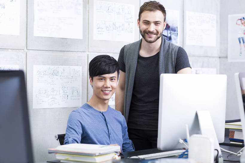 东方人,成年人,三个人,同事,商务人士,商务男性,办公室,笑,微笑,露齿笑,横图,室内,白天,正面,衬衫,商务,讨论,快乐,通讯,幸福,成功,合作,团队,集体,信心,显示器,技术,北京,中国,亚洲,敲打,套装,工作,办公用品,休闲装,输入,现代,队伍,铅笔,打字,职业,亲密,摄影,指导,技巧,点击,敲击,创造力,领导,指着,享乐,效率,企业,公司,工作室,成就,智力,努力,手艺,商务装,合伙,领袖,工薪阶层,东亚,陪同,无线电技术,技能,技艺,陪伴,想法,按键,计算机,男人,男性,年轻男性,白种人,亚洲人,中国人,年轻人,白领,上班族,设计,说话,坐着,半身,彩图,衬衣,欢乐,妙技,办公室职员,本领,广告业,伴随,bj175