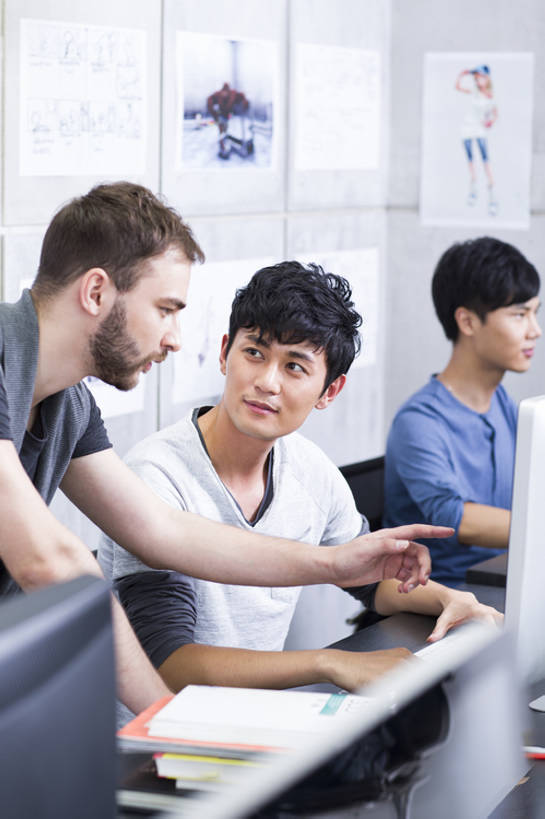 东方人,成年人,三个人,同事,商务人士,商务男性,办公室,笑,微笑,露齿笑,竖图,室内,白天,侧面,衬衫,商务,讨论,快乐,通讯,幸福,成功,合作,团队,集体,信心,显示器,技术,北京,中国,亚洲,敲打,套装,工作,办公用品,休闲装,输入,现代,队伍,打字,职业,面对面,亲密,摄影,指导,技巧,点击,敲击,创造力,领导,指着,享乐,效率,企业,公司,工作室,成就,智力,努力,手艺,商务装,合伙,领袖,工薪阶层,东亚,陪同,无线电技术,技能,技艺,陪伴,想法,按键,计算机,男人,男性,年轻男性,白种人,亚洲人,中国人,年轻人,白领,上班族,设计,说话,坐着,半身,彩图,衬衣,欢乐,妙技,办公室职员,本领,广告业,伴随,bj175