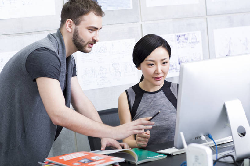 东方人,成年人,两个人,同事,商务人士,商务男性,办公室,笑,微笑,露齿笑,横图,室内,白天,正面,衬衫,商务,讨论,快乐,通讯,幸福,成功,合作,团队,集体,信心,显示器,技术,北京,中国,亚洲,敲打,套装,工作,办公用品,休闲装,输入,现代,队伍,铅笔,打字,职业,亲密,摄影,指导,技巧,点击,敲击,创造力,领导,享乐,效率,企业,公司,工作室,成就,智力,努力,手艺,商务装,合伙,领袖,工薪阶层,东亚,陪同,无线电技术,技能,技艺,陪伴,想法,按键,计算机,男人,男性,年轻男性,年轻女性,白种人,亚洲人,中国人,年轻人,白领,上班族,设计,说话,坐着,半身,彩图,衬衣,欢乐,妙技,办公室职员,本领,广告业,伴随,bj175