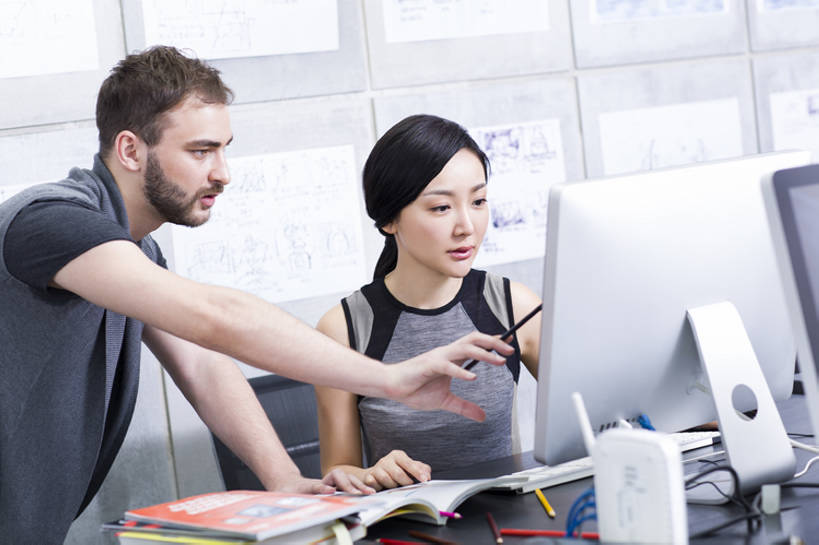 东方人,成年人,两个人,同事,商务人士,商务男性,办公室,笑,微笑,露齿笑,横图,室内,白天,正面,衬衫,商务,讨论,快乐,通讯,幸福,成功,合作,团队,集体,信心,显示器,技术,北京,中国,亚洲,敲打,套装,工作,办公用品,休闲装,输入,现代,队伍,铅笔,打字,职业,亲密,摄影,指导,技巧,点击,敲击,创造力,领导,享乐,效率,企业,公司,工作室,成就,智力,努力,手艺,商务装,合伙,领袖,工薪阶层,东亚,陪同,无线电技术,技能,技艺,陪伴,想法,按键,计算机,男人,男性,年轻男性,年轻女性,白种人,亚洲人,中国人,年轻人,白领,上班族,设计,说话,坐着,半身,彩图,衬衣,欢乐,妙技,办公室职员,本领,广告业,伴随,bj175