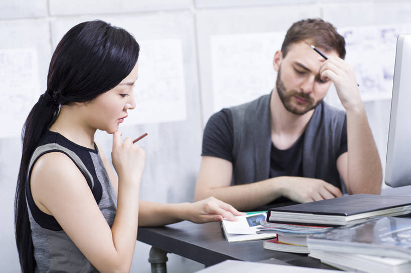 东方人,成年人,两个人,同事,商务人士,商务男性,办公室,横图,室内,白天,正面,侧面,衬衫,商务,成功,合作,团队,集体,信心,显示器,技术,北京,中国,亚洲,套装,工作,办公用品,休闲装,现代,队伍,铅笔,职业,思考,亲密,想,摄影,技巧,创造力,专心,领导,效率,企业,公司,工作室,成就,智力,努力,手艺,商务装,问题,合伙,领袖,工薪阶层,东亚,陪同,技能,技艺,陪伴,想法,认真,计算机,男人,男性,年轻男性,年轻女性,白种人,亚洲人,中国人,年轻人,白领,上班族,设计,说话,坐着,半身,彩图,衬衣,妙技,办公室职员,本领,广告业,伴随,bj175