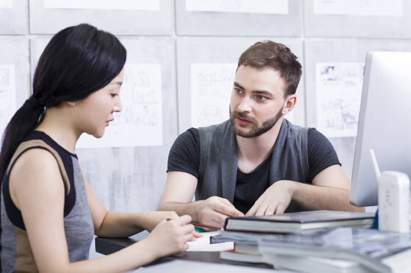 东方人,成年人,两个人,同事,商务人士,商务男性,办公室,横图,室内,白天,正面,侧面,衬衫,商务,讨论,通讯,成功,合作,团队,集体,信心,显示器,技术,北京,中国,亚洲,套装,工作,办公用品,休闲装,现代,队伍,铅笔,职业,面对面,亲密,想,摄影,指导,技巧,创造力,领导,效率,企业,公司,工作室,成就,智力,努力,手艺,商务装,合伙,领袖,工薪阶层,东亚,陪同,技能,技艺,陪伴,想法,认真,计算机,男人,男性,年轻男性,年轻女性,白种人,亚洲人,中国人,年轻人,白领,上班族,设计,说话,坐着,半身,彩图,衬衣,妙技,办公室职员,本领,广告业,伴随,bj175