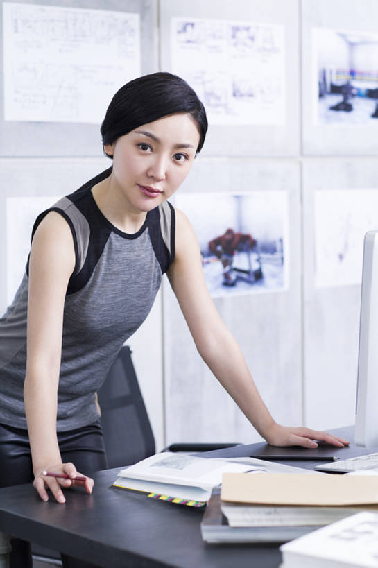 东方人,成年人,一个人,商务人士,商务女性,办公室,竖图,白天,侧面,商务,技术,北京,中国,亚洲,仅一个年轻女性,仅一个女性,仅一个人,套装,工作,办公用品,注视,休闲装,现代,铅笔,观察,看,站着,职业,独立,摄影,观看,技巧,察看,创造力,专心,效率,经理,企业,公司,工作室,关注,智力,努力,肖像,手艺,忙碌,商务装,工薪阶层,东亚,技能,技艺,想法,认真,年轻女性,女人,女性,亚洲人,中国人,年轻人,白领,上班族,设计,彩图,妙技,办公室职员,本领,广告业,bj175