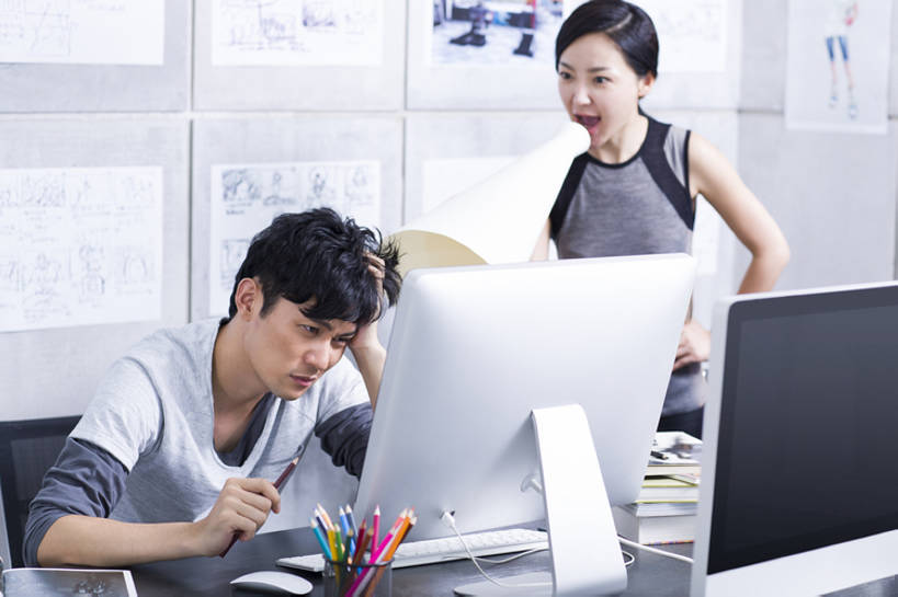 东方人,成年人,两个人,同事,商务人士,商务男性,商务女性,办公室,横图,室内,白天,正面,衬衫,商务,成功,残酷,合作,团队,集体,信心,电脑,显示器,鼠标,键盘,技术,椅子,北京,中国,亚洲,握,套装,生气,冲突,工作,网络,办公用品,大喊,托腮,休闲装,输入设备,通讯设备,现代,书桌,手叉腰,队伍,铅笔,站着,职业,皱眉,台式电脑,压力,握着,责备,愤怒,摄影,技巧,失望,恼怒,头痛,权威,领导,愤慨,怒气,气愤,经理,企业,公司,工作室,成就,发怒,怒火,消极,扩音器,手艺,通信设备,商务装,问题,情绪,合伙,领袖,脾气,草图,工薪阶层,输出设备,东亚,陪同,忿怒,怨恨,强烈,挫败,气忿,技能,技艺,愤恨,陪伴,欺凌,肝火,激动,把握,暴虐,残暴,惨酷,认真,严酷,计算机,男人,男性,年轻男性,年轻女性,女人,女性,亚洲人,中国人,年轻人,白领,上班族,设计,坐着,半身,彩图,衬衣,妙技,彩色铅笔,办公室职员,本领,抱怨,广告业,掌控,伴随,bj175