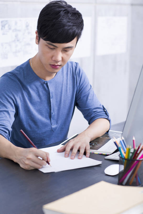 东方人,成年人,一个人,商务人士,商务男性,办公室,竖图,室内,白天,正面,衬衫,商务,成功,计划,技术,北京,中国,亚洲,仅一个男性,仅一个人,写,套装,工作,纸,办公用品,休闲装,现代,书桌,仅一个年轻男性,铅笔,职业,规划,摄影,技巧,创造力,专心,企业,公司,工作室,智力,努力,手艺,忙碌,商务装,草图,工薪阶层,东亚,策略,责任,技能,技艺,想法,认真,男人,男性,年轻男性,亚洲人,中国人,年轻人,白领,上班族,设计,书,坐着,半身,彩图,衬衣,妙技,彩色铅笔,办公室职员,本领,广告业,bj175