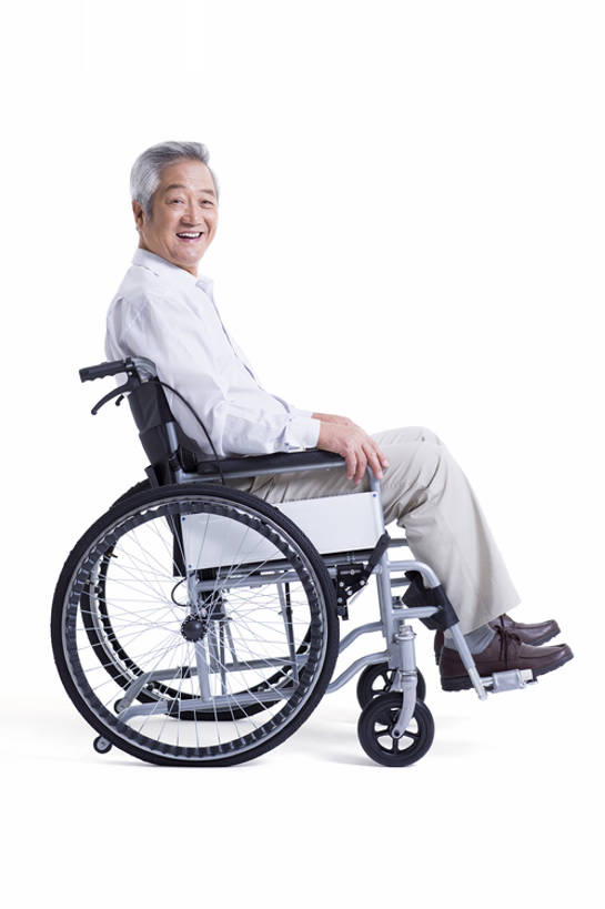 东方人,成年人,老年人,头发,一个人,病人,笑,微笑,露齿笑,竖图,留白,抠图,白色背景,侧面,快乐,幸福,北京,中国,亚洲,仅一个男性,仅一个人,注视,休闲装,白色,轮椅,医疗用品,观察,看,仅一个老年男性,保养,保健,摄影,生活方式,观看,察看,疾病,享乐,脆弱,关注,肖像,医疗器械,残疾,医疗工具,东亚,瘫痪,恢复,老年男性,男人,男性,亚洲人,中国人,坐着,彩图,全身,影棚拍摄,欢乐,bj175