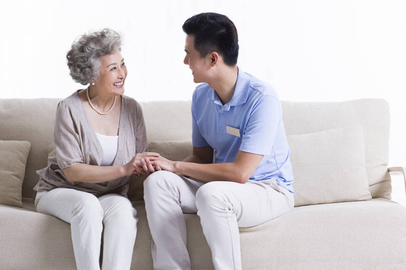 东方人,成年人,老年人,头发,两个人,客厅,笑,微笑,露齿笑,横图,白天,抠图,白色背景,正面,快乐,通讯,幸福,寂寞,沙发,北京,中国,亚洲,年轻,休闲装,白色,医护人员,医疗人员,职业,休闲,面对面,亲密,服务,护理,摄影,名牌,生活方式,看护,支撑,退休,起居室,关爱,东亚,陪同,陪伴,信任,老年女性,男人,男性,年轻男性,女人,女性,亚洲人,中国人,年轻人,休闲活动,手牵手,坐着,彩图,影棚拍摄,欢乐,家庭护理,伴随,bj175