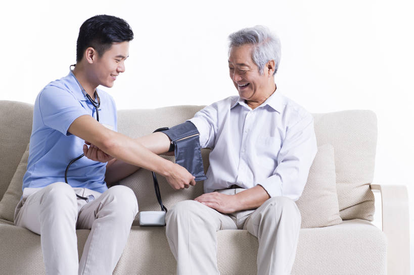 东方人,成年人,老年人,头发,两个人,医生,病人,护士,笑,微笑,露齿笑,横图,室内,留白,抠图,白色背景,正面,快乐,幸福,技术,沙发,北京,中国,亚洲,检查,测量,休闲装,白色,医疗用品,医护人员,医疗人员,职业,保养,亲密,服务,护理,保健,摄影,生活方式,技巧,看护,支撑,体检,医疗,疾病,血压计,享乐,脆弱,关爱,手艺,医疗器械,医疗工具,高血压,东亚,陪同,疗养院,责任,技能,技艺,陪伴,信任,老年男性,男人,男性,年轻男性,亚洲人,中国人,年轻人,大夫,坐着,彩图,影棚拍摄,欢乐,妙技,收容所,本领,家庭护理,体格检查,伴随,bj175