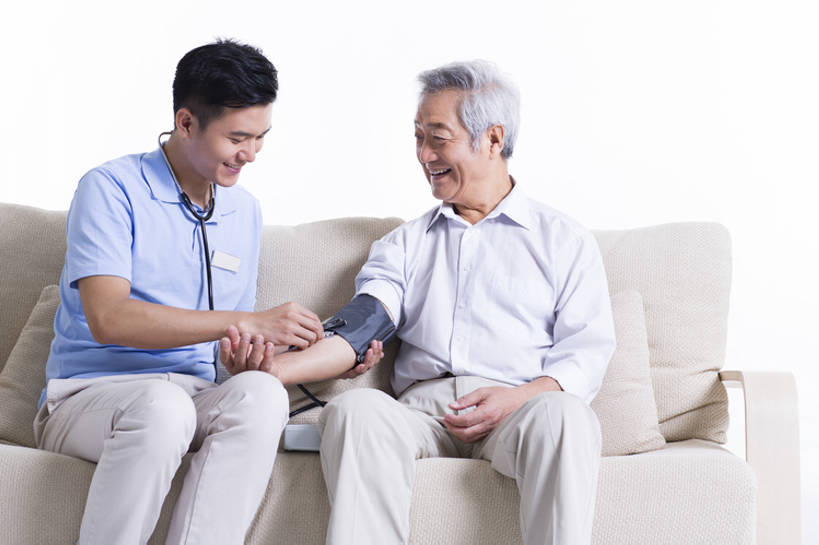 东方人,成年人,老年人,头发,两个人,医生,病人,护士,笑,微笑,露齿笑,横图,室内,留白,抠图,白色背景,正面,快乐,幸福,技术,沙发,北京,中国,亚洲,检查,测量,休闲装,白色,医疗用品,医护人员,医疗人员,职业,保养,亲密,服务,护理,保健,摄影,名牌,生活方式,技巧,看护,支撑,体检,医疗,疾病,血压计,享乐,脆弱,关爱,手艺,医疗器械,医疗工具,高血压,东亚,陪同,疗养院,责任,技能,技艺,陪伴,信任,老年男性,男人,男性,年轻男性,亚洲人,中国人,年轻人,大夫,坐着,彩图,影棚拍摄,欢乐,妙技,收容所,本领,家庭护理,体格检查,伴随,bj175